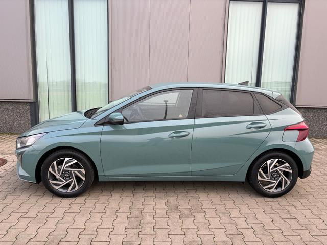 Hyundai i20 Family 1.2i 79PS, 5 Jahre Garantie, 16" Alufelgen, Winter-Paket, NAVIGATION 10,25", Klimaautomatik, Parksensoren hinten, Rückfahrkamera, Abgedunkelte Scheiben, Alarm, Lederlenkrad, Tempomat, Armlehne vorne, Reserverad, 4x elektr. Fensterheber, Fernlicht-Assiste 