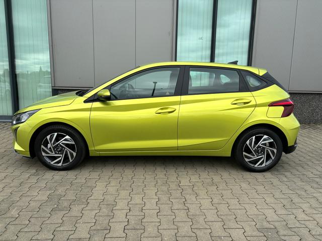 Hyundai i20 - Comfort 1.2i 79PS, LUCID-LIME-Metallic, 5 Jahre Garantie, NAVIGATION 10,25", Klima, Parksensoren hinten, Rückfahrkamera, Alarm, Lederlenkrad, Tempomat, Armlehne vorne, Reserverad, 4x elektr. Fensterheber, Fernlicht-Assistent