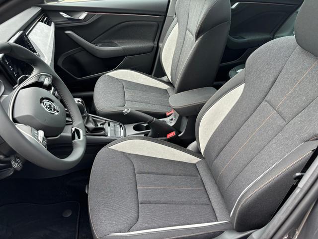 Skoda Scala Drive 130 1.0 TSI 116PS, 5 Jahre Garantie, Parksensoren hinten, Winterpaket, Klimaanlage, Tempomat, Radio 8" + Wireless Smartlink, Full-LED-Scheinwerfer, Nebelscheinwerfer, Virtual Cockpit, Armlehne, 4x elektr. Fensterheber 