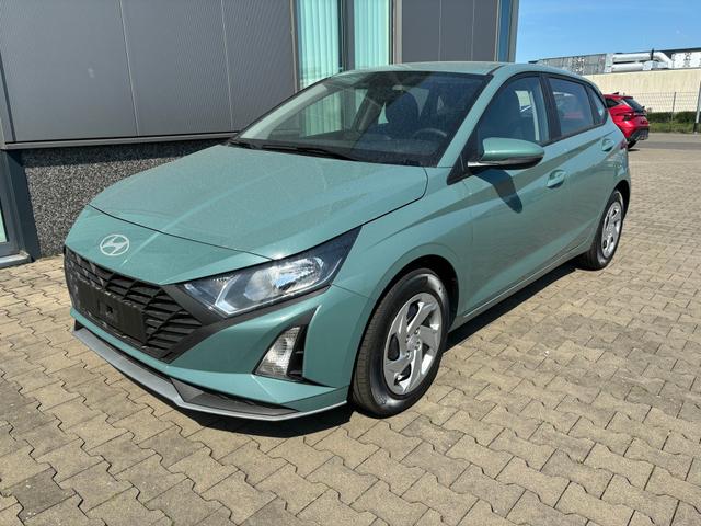 Hyundai i20 - Comfort 1.2i 79PS, Mangrove-Grün-Metallic, 5 Jahre Garantie, NAVIGATION 10,25", Klima, Parksensoren hinten, Rückfahrkamera, Alarm, Lederlenkrad, Tempomat, Armlehne vorne, Reserverad, 4x elektr. Fensterheber, Fernlicht-Assistent