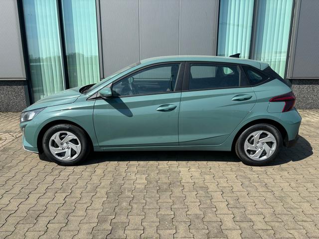 Hyundai i20 - Comfort 1.2i 79PS, Mangrove-Grün-Metallic, 5 Jahre Garantie, NAVIGATION 10,25", Klima, Parksensoren hinten, Rückfahrkamera, Alarm, Lederlenkrad, Tempomat, Armlehne vorne, Reserverad, 4x elektr. Fensterheber, Fernlicht-Assistent