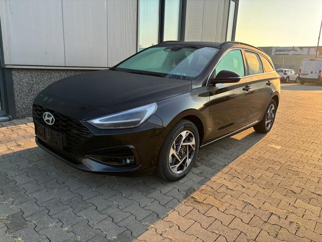 Hyundai i30 Kombi - Premium 1.5 T-GDI MHEV 140PS , 5J Garantie, 17" Alu, Lederpolsterung, Toter-Winkel, Winter-Paket, Abgedunkelte Scheiben, NAVIGATIONSSYSTEM 10,25", Bi-LED-Scheinwerfer, Parksensoren v/h, Kamera, 2-Zonen-Climatronic, Tempomat, Lederlenkrad, NSW, Smart Key, Alarm