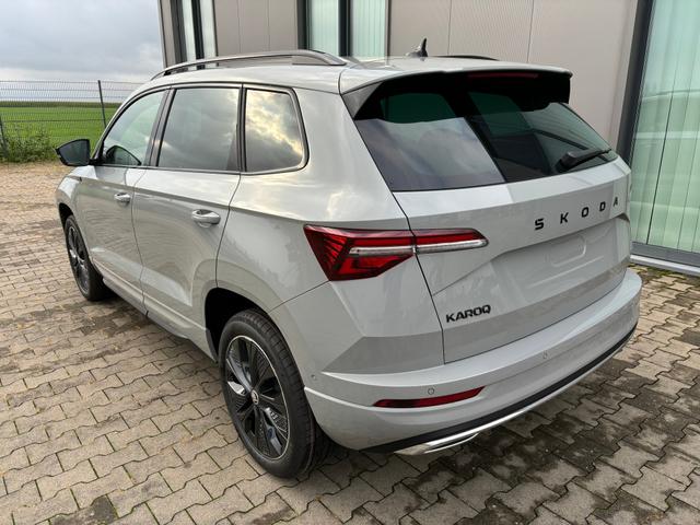 Skoda Karoq Sportline KURZZEITZULASSUNG VOR AUSLIEFERUNG**! 1.5 TSI 150PS DSG, 18" Alu, Matrix-LED-Scheinwerfer, Parksensoren vo/hi, Panorama-Kamera, Tempomat, Toter-Winkel, NAVIGATION, Canton-Sound, KESSY, Elektr. Heckklappe, Sitzheizung Frontscheibe beheizt 