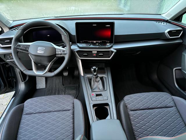 Seat Leon Style Family 1.5 TSI 115PS, 5J. Garantie, 16" Alu, 3-Zonen-Climatronic, Winterpaket, Rückfahrkamera, Parksensoren vorn/hinten, Adaptiver Tempomat, Armlehne, Fernlichtassistent, Media System PLUS 10,4", Full Digital Cockpit 