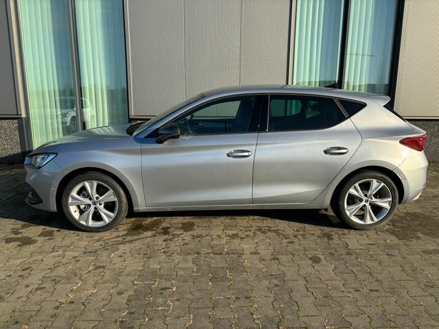 Seat Leon FR Max 1.5 TSI 150PS, 5 Jahre Garantie, 17" Alu, Winterpaket, Alarm, 3-Zonen-Climatronic, Abgedunkelte Scheiben, Park Assistent, Rückfahrkamera, Parksensoren vorn/hinten, Sportsitze, Media System PLUS 10,4"/Bluetooth + Full Link, Adaptiver Tempomat 