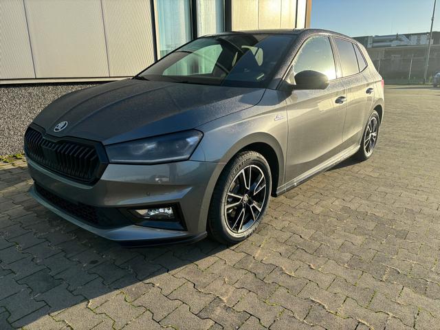 Skoda Fabia Monte Carlo LIEFERUNG KOSTENLOS! 1.0 TSI 116PS, 5 Jahre Garantie, 16" Alu, Winter-Paket, Climatronic, Parksensoren hinten, M-Sport-Lederlenkrad, Tempomat, SunSet, Armlehne, Radio 8" + Wireless Smartlink, Virtual Cockpit, Nebelscheinwerfer, LED-Scheinwerfer 