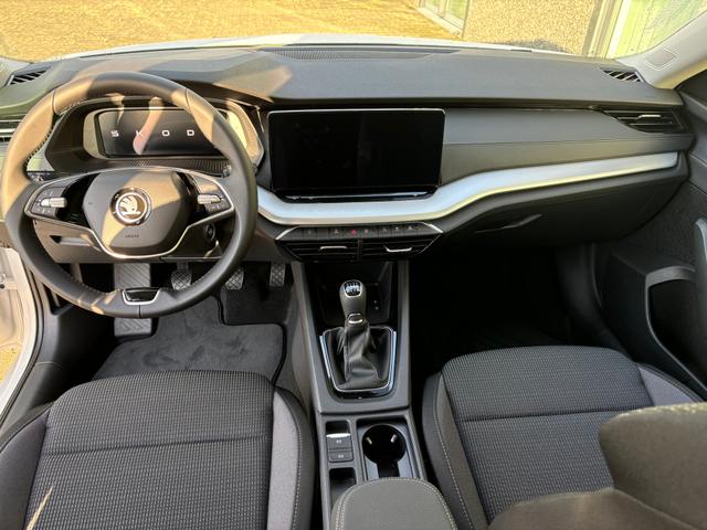 Skoda Octavia Combi SELECTION 2.0 TDI 115PS, 5 Jahre Garantie, 16" ALU, Sitzheizung, Parksensoren hinten, Climatronic, Tempomat, Radio 10" + Wireless Smartlink, M-Lederlenkrad, LED-Scheinwerfer 