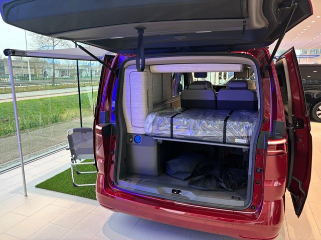 Volkswagen T7 California Beach Camper 2.0 TDI 150PS DSG (AUTOMATIK), Mini-Küche, Privacy-Glas, Aufstelldach, Klimaanlage, Parksensoren vorne und hinten, Digital Cockpit Pro, Radio Ready2Discover 10" + Wireless App-Connect, Tempomat, LED-Scheinwerfer, M-Lederlenkrad, Schiebetüren 