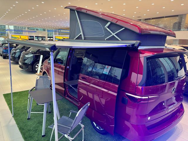 Volkswagen T7 California Beach Camper 2.0 TDI 150PS DSG (AUTOMATIK), Mini-Küche, Privacy-Glas, Aufstelldach, Klimaanlage, Parksensoren vorne und hinten, Digital Cockpit Pro, Radio Ready2Discover 10" + Wireless App-Connect, Tempomat, LED-Scheinwerfer, M-Lederlenkrad, Schiebetüren 