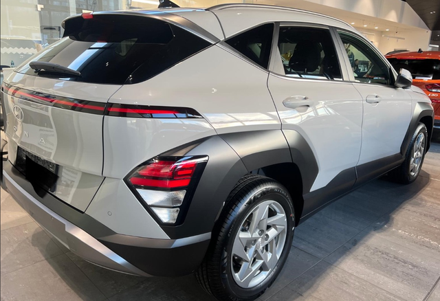 Hyundai KONA Smart 1.6 T-GDI 138PS, 17" Alu, Sitzheizung, Beheiztes Lederlenkrad, 2-Zonen-Climatronic, Vorbereitung für AHK, Navi 12,3", LED-Scheinwerfer, Parksensoren vorn/hinten, Rückfahrkamera, Key, Alarm, Tempomat, 5 Jahre Garantie 