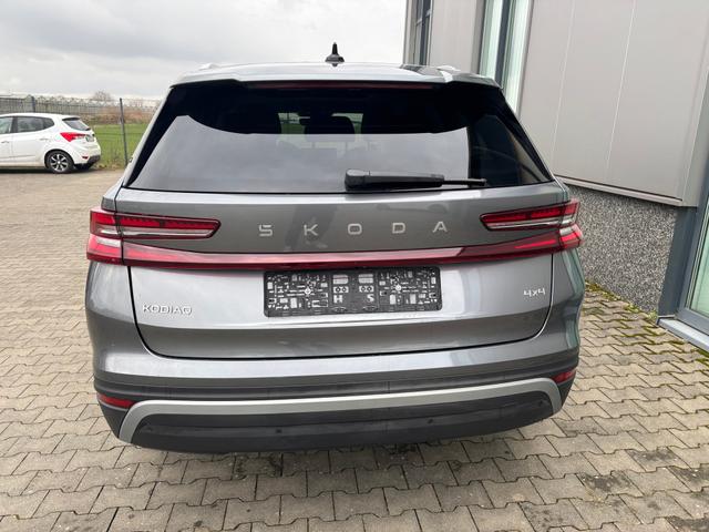 Skoda Kodiaq 2.0 TDI 193PS ALLRAD DSG, 5J Garantie*, Grau-Met, Leder, 20"Alu, Massage+Belüftung+SHZ, STANDHEIZUNG, AHK, PANORAMADACH, NAVI, CANTON, Elektr. Heckklappe, MATRIX-LED, Alarm, Panoramakamera, ParkAssist, Climatronic, Kessy, ACC, DCC, Head-up 