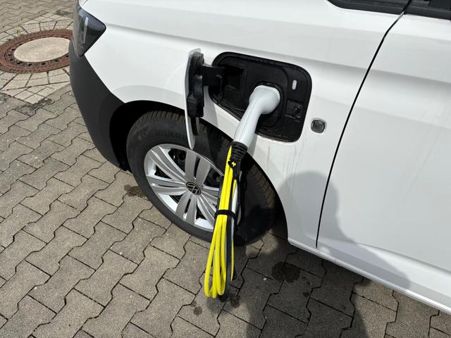 Volkswagen Caddy Style 1.5 TSI 115PS DSG (AUTOMATIK) PLUG-IN-HYBRID MAXI 7-Sitzer LANGER RADSTAND, 17" Alu, Dachreling, Climatronic, Parksensoren vorn/hinten, Rückfahrkamera, Privacy-Glas, LED-Scheinwerfer, Tempomat, Schiebetüre rechts und links, Heckklappe, Radio Ready2Disco 