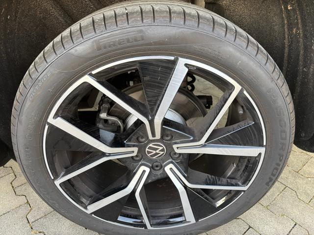 Volkswagen Tiguan R-Line 2.0 TDI 4MOTION 193PS DSG, PANORAMADACH, ANHÄNGERKUPPLUNG, IQ LIGHT, DESIGN-PAKET Black&Style, NAVI, DCC-Fahrwerk, 20" LEEDS schwarz, Area View, Alarm, Elektr. Heckklappe, Keyless,Massagefunktion, Park Assist, ACC, Sitzheizung, Climatranic 