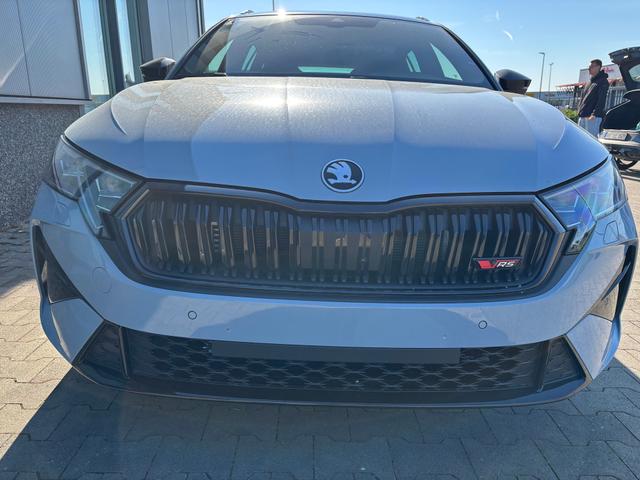 Skoda Octavia Combi RS 2.0 TSI 265PS DSG, 5Jahre Garantie, 18" Alu, Navi 13", Beheizte Frontscheibe, Elektr. Heckklappe, Kessy, Alarm, Climatronic, Sitzheizung, SunSet, Side Assist, FULL-LED-Scheinwerfer, Parksensoren vo/hi, Kamera, ACC Tempomat, Sport-M-Lederlenkrad beheizt 