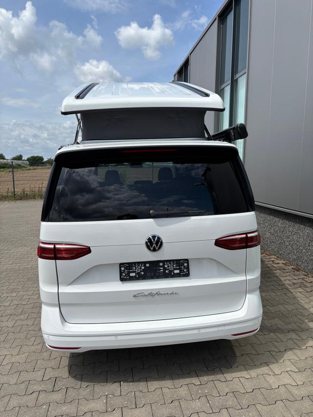 Volkswagen T7 California Beach Tour 2.0 TSI 204PS DSG, 5 Sitzer + 4 Schlafplätze, 17" Alu, Drehsitze vorn, Privacy-Glas, Technikbox 230V, Aufstelldach, Klima, Parksensoren, Radio Ready2Discover App-Connect, M-Lederlenkrad, Schiebetüre links/rechts, Digital Cockpit, ACC/Tempomat 