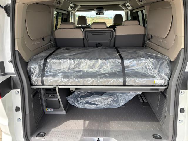 Volkswagen T7 California Beach Tour 2.0 TSI 204PS DSG, 5 Sitzer + 4 Schlafplätze, 17" Alu, Drehsitze vorn, Privacy-Glas, Technikbox 230V, Aufstelldach, Klima, Parksensoren, Radio Ready2Discover App-Connect, M-Lederlenkrad, Schiebetüre links/rechts, Digital Cockpit, ACC/Tempomat 