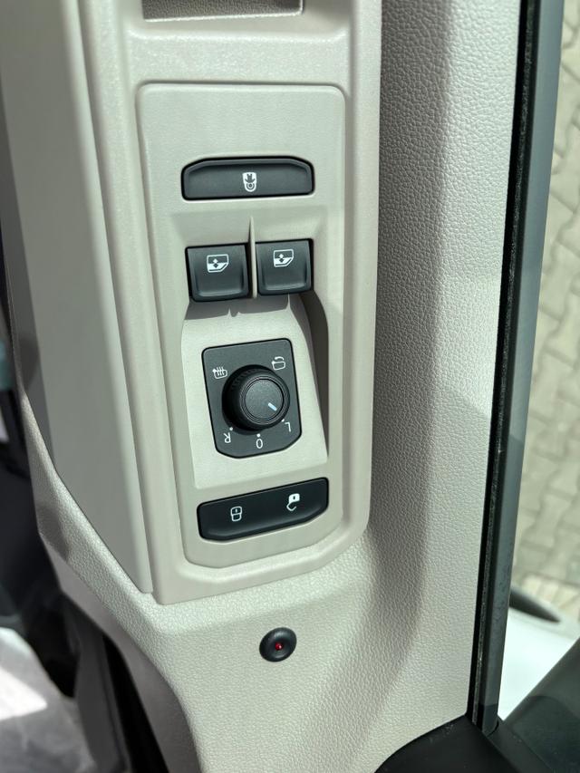 Volkswagen T7 California Beach Tour 2.0 TSI 204PS DSG, 5 Sitzer + 4 Schlafplätze, 17" Alu, Drehsitze vorn, Privacy-Glas, Technikbox 230V, Aufstelldach, Klima, Parksensoren, Radio Ready2Discover App-Connect, M-Lederlenkrad, Schiebetüre links/rechts, Digital Cockpit, ACC/Tempomat 