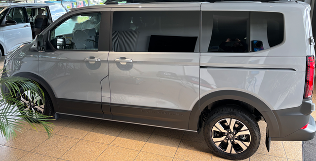 Volkswagen T7 Caravelle Basis 2.0 TDI 110PS, 8-Sitzer, LED-Scheinwerfer, 3-Zonen-Climatronic, Parksensoren vorn/hinten, Rückfahrkamera, Privacy-Glas, Tempomat, Radio 13" + Wireless-App-Connect, Digitales Cockpit 