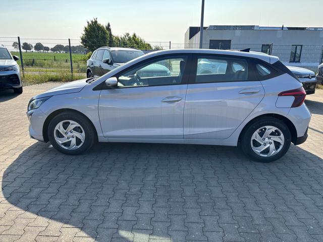 Hyundai i20 Comfort 1.2i 79PS, LUMEN-GRAY-Metallic, 5 Jahre Garantie, NAVIGATION 10,25", Klima, Parksensoren hinten, Rückfahrkamera, Alarm, Lederlenkrad, Tempomat, Armlehne vorne, Reserverad, 4x elektr. Fensterheber, Fernlicht-Assistent 