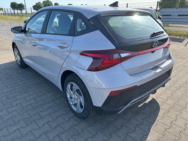 Hyundai i20 Comfort 1.2i 79PS, LUMEN-GRAY-Metallic, 5 Jahre Garantie, NAVIGATION 10,25", Klima, Parksensoren hinten, Rückfahrkamera, Alarm, Lederlenkrad, Tempomat, Armlehne vorne, Reserverad, 4x elektr. Fensterheber, Fernlicht-Assistent 