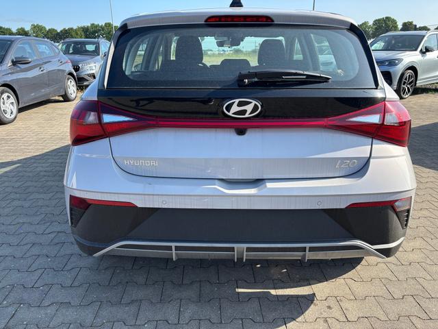 Hyundai i20 Comfort 1.2i 79PS, LUMEN-GRAY-Metallic, 5 Jahre Garantie, NAVIGATION 10,25", Klima, Parksensoren hinten, Rückfahrkamera, Alarm, Lederlenkrad, Tempomat, Armlehne vorne, Reserverad, 4x elektr. Fensterheber, Fernlicht-Assistent 