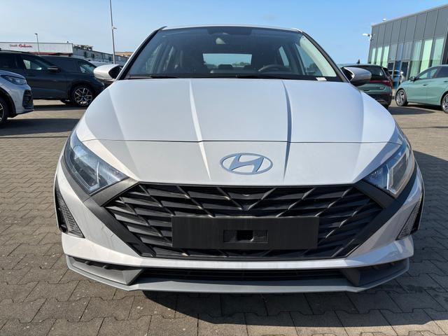 Hyundai i20 Comfort 1.2i 79PS, LUMEN-GRAY-Metallic, 5 Jahre Garantie, NAVIGATION 10,25", Klima, Parksensoren hinten, Rückfahrkamera, Alarm, Lederlenkrad, Tempomat, Armlehne vorne, Reserverad, 4x elektr. Fensterheber, Fernlicht-Assistent 
