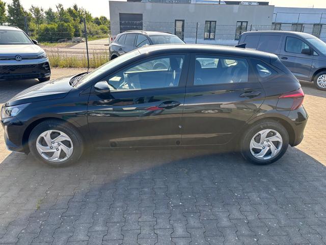 Hyundai i20 Comfort 1.2i 79PS, SCHWARZ-Metallic, 5 Jahre Garantie, NAVIGATION 10,25", Klima, Parksensoren hinten, Rückfahrkamera, Alarm, Lederlenkrad, Tempomat, Armlehne vorne, Reserverad, 4x elektr. Fensterheber, Fernlicht-Assistent 