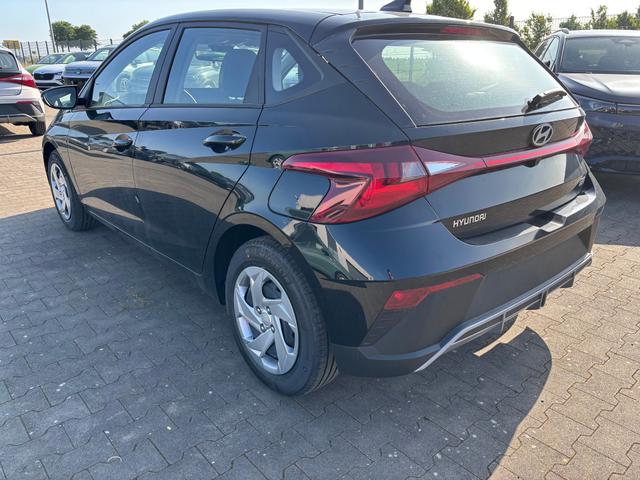 Hyundai i20 Comfort 1.2i 79PS, SCHWARZ-Metallic, 5 Jahre Garantie, NAVIGATION 10,25", Klima, Parksensoren hinten, Rückfahrkamera, Alarm, Lederlenkrad, Tempomat, Armlehne vorne, Reserverad, 4x elektr. Fensterheber, Fernlicht-Assistent 