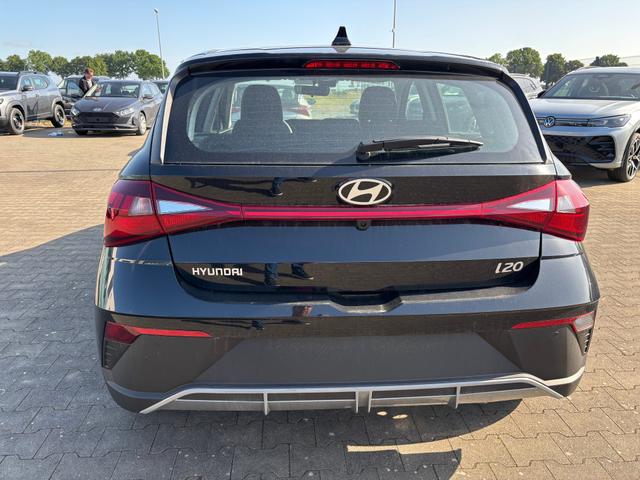 Hyundai i20 Comfort 1.2i 79PS, SCHWARZ-Metallic, 5 Jahre Garantie, NAVIGATION 10,25", Klima, Parksensoren hinten, Rückfahrkamera, Alarm, Lederlenkrad, Tempomat, Armlehne vorne, Reserverad, 4x elektr. Fensterheber, Fernlicht-Assistent 