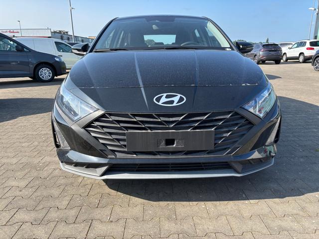 Hyundai i20 Comfort 1.2i 79PS, SCHWARZ-Metallic, 5 Jahre Garantie, NAVIGATION 10,25", Klima, Parksensoren hinten, Rückfahrkamera, Alarm, Lederlenkrad, Tempomat, Armlehne vorne, Reserverad, 4x elektr. Fensterheber, Fernlicht-Assistent 