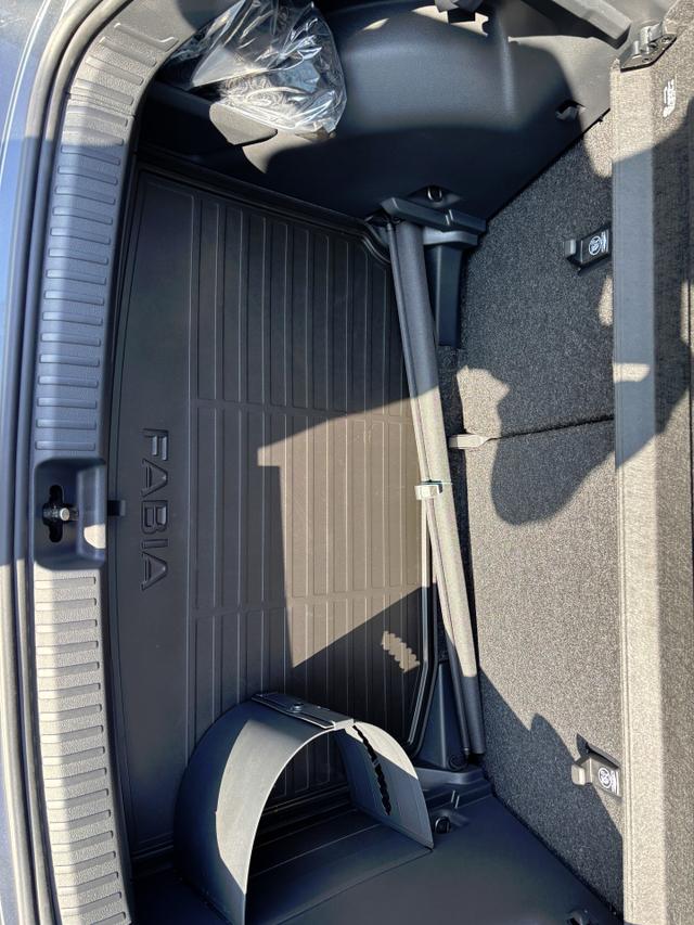 Skoda Fabia Sondermodell 130 Jahre PREMIUM 1.0 TSI 95PS, Grau-Metallic, 16" ALU, SunSet, Parksensoren vo/hi, Kamera, Kessy, Alarm, Toter-Winkel, Virtual Cockpit 10", LED-Scheinwerfer, M-Lederlenkrad beheizt, NSW Sitzheizung, Tempomat, Climatronic, Infotainment 8"+Smartlink 