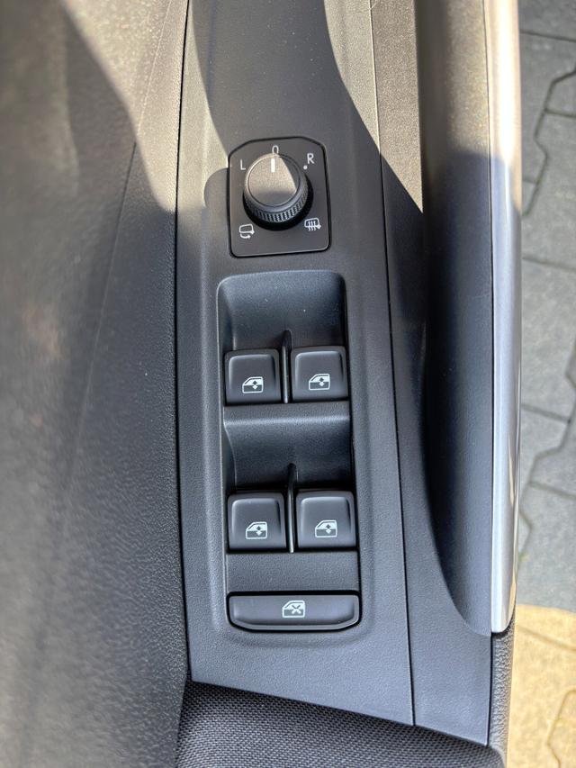 Skoda Fabia Sondermodell 130 Jahre PREMIUM 1.0 TSI 95PS, Grau-Metallic, 16" ALU, SunSet, Parksensoren vo/hi, Kamera, Kessy, Alarm, Toter-Winkel, Virtual Cockpit 10", LED-Scheinwerfer, M-Lederlenkrad beheizt, NSW Sitzheizung, Tempomat, Climatronic, Infotainment 8"+Smartlink 