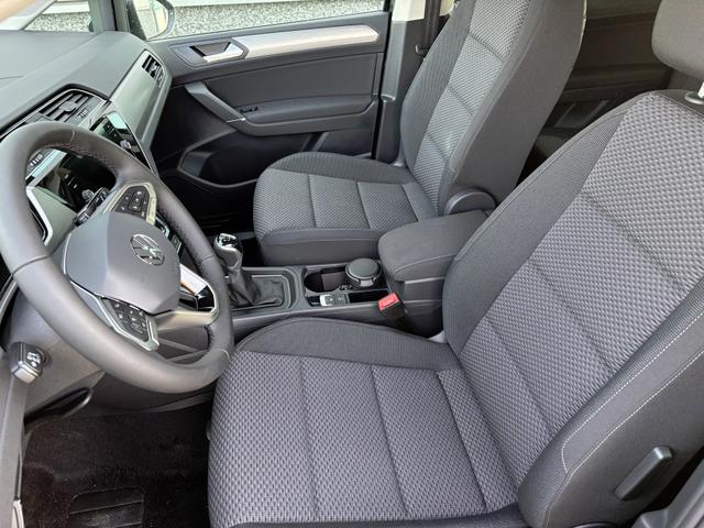 Volkswagen Touran 1.5 TSI 150PS ; 5-SITZER, Schwarz-Met, 17" Alu, Sitzheizung, Elektr. Heckklappe, Keyless, Alarm, IQ-LIGHT LED-Scheinwerfer, Parksensoren v/h, Rückfahrkamera, ACC Tempomat, M-Lederlenkrad, Digitales Cockpit, 3-Zonen-Climatronic, Wireless App-Connect 