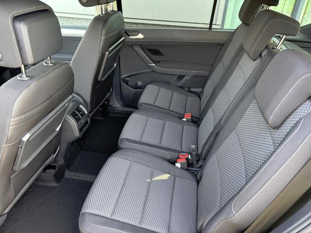 Volkswagen Touran 1.5 TSI 150PS ; 5-SITZER, Schwarz-Met, 17" Alu, Sitzheizung, Elektr. Heckklappe, Keyless, Alarm, IQ-LIGHT LED-Scheinwerfer, Parksensoren v/h, Rückfahrkamera, ACC Tempomat, M-Lederlenkrad, Digitales Cockpit, 3-Zonen-Climatronic, Wireless App-Connect 