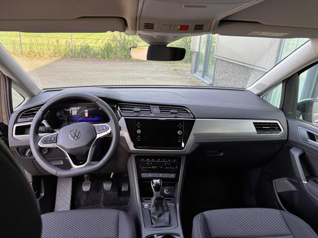 Volkswagen Touran 1.5 TSI 150PS ; 5-SITZER, Schwarz-Met, 17" Alu, Sitzheizung, Elektr. Heckklappe, Keyless, Alarm, IQ-LIGHT LED-Scheinwerfer, Parksensoren v/h, Rückfahrkamera, ACC Tempomat, M-Lederlenkrad, Digitales Cockpit, 3-Zonen-Climatronic, Wireless App-Connect 