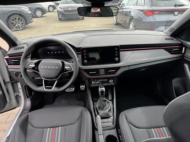 Skoda Scala Monte Carlo 1.0 TSI 115PS DSG, MOON-WHITE MET, Panoramadach, 17"Alu, Climatronic, MATRIX-LED, Kessy, Verlängerte Heckscheibe, SunSet, Parksensoren vorn/hinten, Rückfahrkamera, Tempomat, Winter-Paket, Sport-M-Lederlenkrad beheizt, Virtual Cockpit, Radio 8", SmartLin 