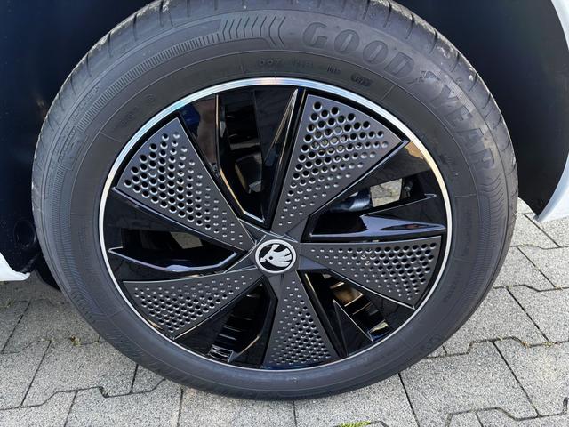 Skoda Kamiq Monte Carlo 1.5 TSI 150PS DSG/AUTOMATIK, GRAPHITE-GRAU METALLIC, Panoramadach, 17"Alu, Matrix-LED, Parksensoren v/h, Kamera, Tempomat, Virtual Cockpit, Kessy, Winter-Paket, Climatronic, Radio 8", SmartLink, Color Concept, NSW, Dachreling, Sport-M-Lederlenkrad beheizt 