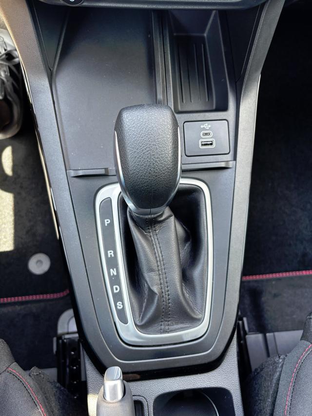 Ford Puma ST-Line 1.0 EcoBoost 125PS AUTOMATIK, AGATE-BLACK Metallic, 17" Alu, NAVIGATION, Klimaautomatik, Privacy-Glas, Parksensoren hinten, Rückfahrkamera, Tempomat, Sportfahrwerk 