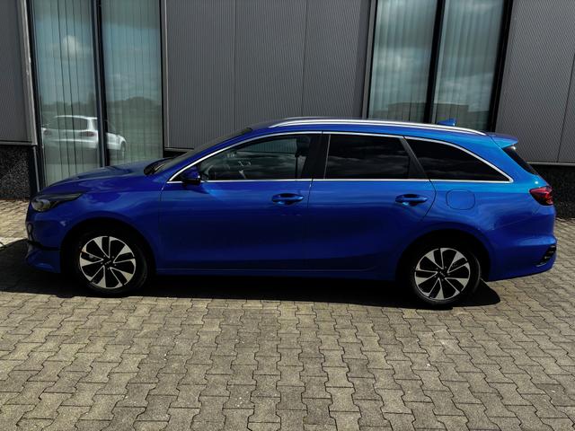 Kia Ceed Sportswagon TOP 1.5 T-GDI 140PS 7DCT AUTOMATIK, Flame-Blau Metallic, FULL-LED-Scheinwerfer, Klimaautomatik, Winter-Paket, NAVI 10,25", Parksensoren hinten, Rückfahrkamera, Abgedunkelte Scheiben 16" Alu, Tempomat, Dachreling 