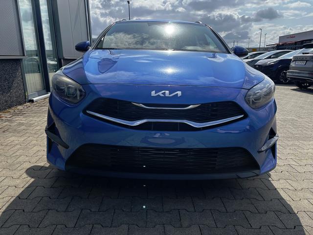 Kia Ceed Sportswagon TOP 1.5 T-GDI 140PS 7DCT AUTOMATIK, Flame-Blau Metallic, FULL-LED-Scheinwerfer, Klimaautomatik, Winter-Paket, NAVI 10,25", Parksensoren hinten, Rückfahrkamera, Abgedunkelte Scheiben 16" Alu, Tempomat, Dachreling 