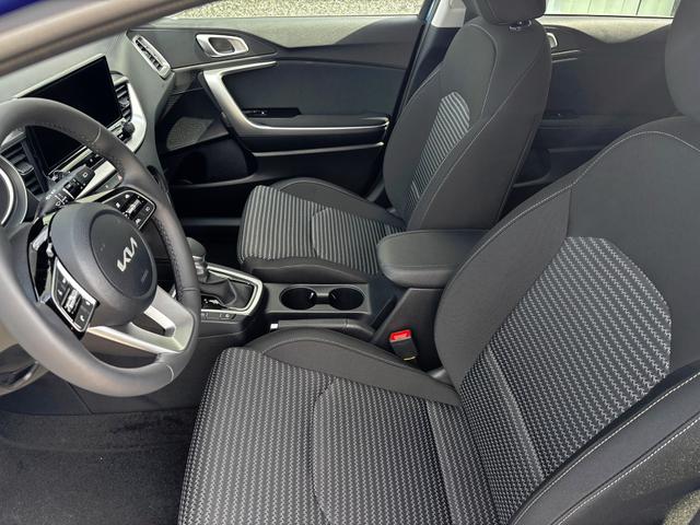 Kia Ceed Sportswagon TOP 1.5 T-GDI 140PS 7DCT AUTOMATIK, Flame-Blau Metallic, FULL-LED-Scheinwerfer, Klimaautomatik, Winter-Paket, NAVI 10,25", Parksensoren hinten, Rückfahrkamera, Abgedunkelte Scheiben 16" Alu, Tempomat, Dachreling 