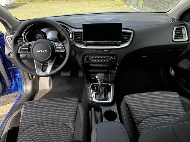 Kia Ceed Sportswagon TOP 1.5 T-GDI 140PS 7DCT AUTOMATIK, Flame-Blau Metallic, FULL-LED-Scheinwerfer, Klimaautomatik, Winter-Paket, NAVI 10,25", Parksensoren hinten, Rückfahrkamera, Abgedunkelte Scheiben 16" Alu, Tempomat, Dachreling 