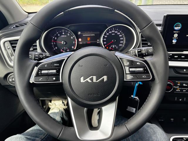 Kia Ceed Sportswagon TOP 1.5 T-GDI 140PS 7DCT AUTOMATIK, Flame-Blau Metallic, FULL-LED-Scheinwerfer, Klimaautomatik, Winter-Paket, NAVI 10,25", Parksensoren hinten, Rückfahrkamera, Abgedunkelte Scheiben 16" Alu, Tempomat, Dachreling 
