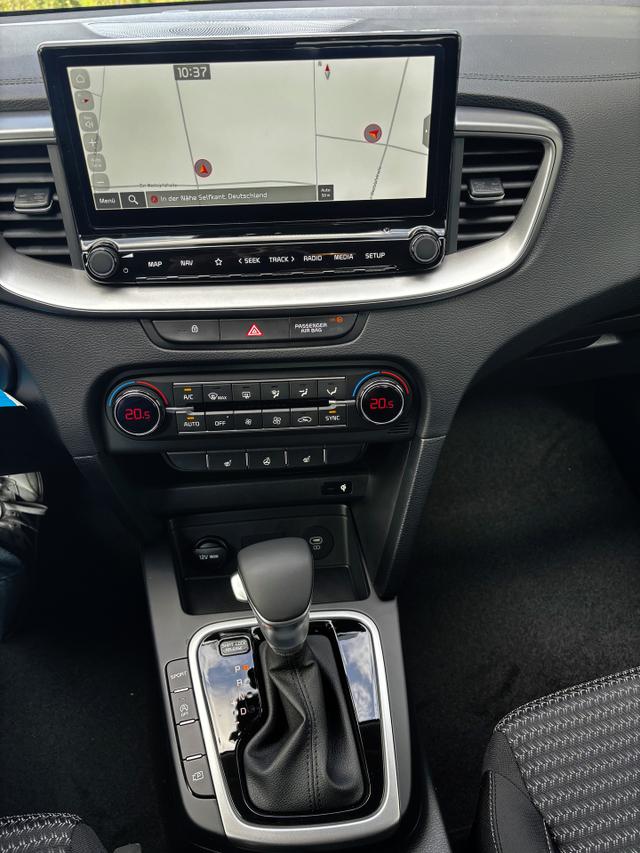 Kia Ceed Sportswagon TOP 1.5 T-GDI 140PS 7DCT AUTOMATIK, Flame-Blau Metallic, FULL-LED-Scheinwerfer, Klimaautomatik, Winter-Paket, NAVI 10,25", Parksensoren hinten, Rückfahrkamera, Abgedunkelte Scheiben 16" Alu, Tempomat, Dachreling 