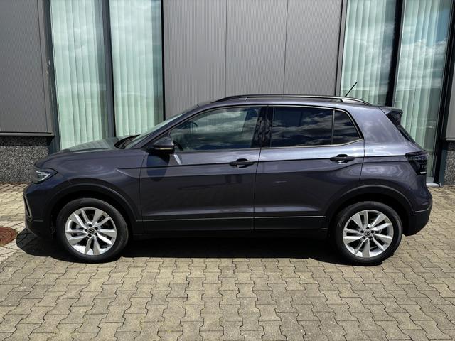Volkswagen T-Cross - LIFE 1.5 TSI 150PS DSG/AUTOMATIK, Rauch-Grau-Metallic, Parksensoren hinten, Rückfahrkamera, Privacy-Glas, Sitzheizung, Climatronic, IQ LIGHT MATRIX-LED, Radio Ready2Discover+App-Connect, 17" Alu, KEYLESS, M-Lederlenkrad, Dachreling