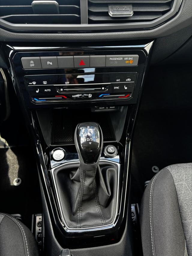 Volkswagen T-Cross LIFE 1.0 TSI 115PS DSG/AUTOMATIK, Kings-Red-Metallic, Parksensoren v/h, Rückfahrkamera, Privacy-Glas, Sitzheizung, Climatronic, IQ LIGHT MATRIX-LED, Radio Ready2Discover+Wireless App-Connect, 17" Alu, KEYLESS, M-Lederlenkrad, Dachreling 