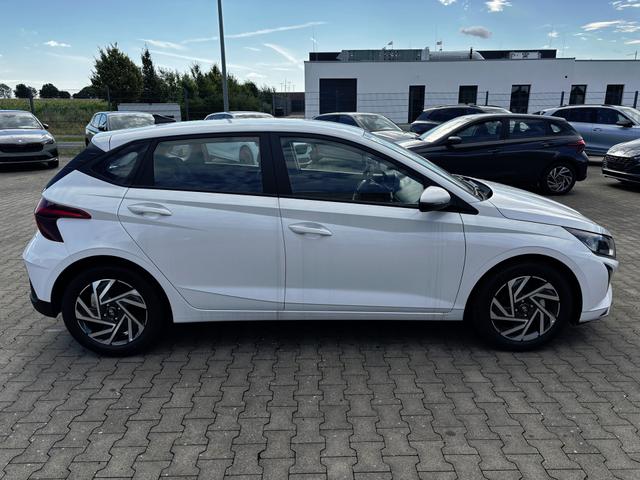 Hyundai i20 - Comfort 1.2i 79PS, Sonderfarbe ATLAS-WHITE, DESIGN-PACK: 16" ALUFELGEN + LED, 5 Jahre Garantie, NAVIGATION 10,25", Klima, Parksensoren hinten, Rückfahrkamera, Alarm, Lederlenkrad, Tempomat, Armlehne vorne, Reserverad, 4x elektr. Fensterheber, Fernlicht-Assistent