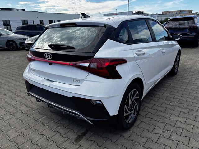 Hyundai i20 Comfort 1.2i 79PS, Sonderfarbe ATLAS-WHITE, DESIGN-PACK: 16" ALUFELGEN + LED, 5 Jahre Garantie, NAVIGATION 10,25", Klima, Parksensoren hinten, Rückfahrkamera, Alarm, Lederlenkrad, Tempomat, Armlehne vorne, Reserverad, 4x elektr. Fensterheber, Fernlicht-Assistent 