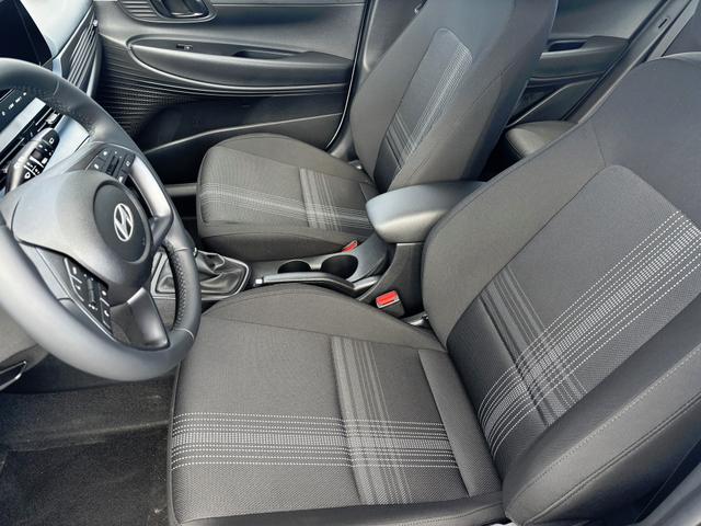 Hyundai i20 Comfort 1.2i 79PS, LUMEN-GREY METALLIC, 5 Jahre Garantie, NAVIGATION 10,25", Klima, Parksensoren hinten, Rückfahrkamera, Alarm, Lederlenkrad, Tempomat, Armlehne vorne, Reserverad, 4x elektr. Fensterheber, Fernlicht-Assistent 
