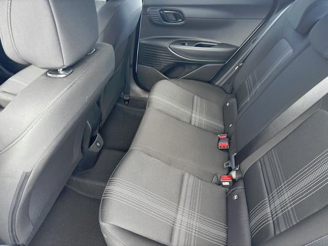 Hyundai i20 Comfort 1.2i 79PS, LUMEN-GREY METALLIC, 5 Jahre Garantie, NAVIGATION 10,25", Klima, Parksensoren hinten, Rückfahrkamera, Alarm, Lederlenkrad, Tempomat, Armlehne vorne, Reserverad, 4x elektr. Fensterheber, Fernlicht-Assistent 